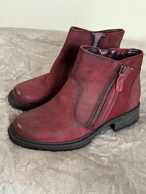 NWOB Earth Jordan Wine Ankle Boots size 5B womens